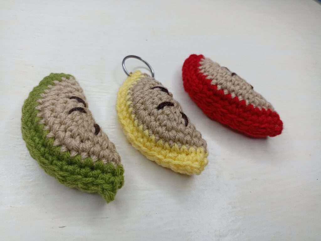 easiest crochet apple slice amigurumi keychain free pattern