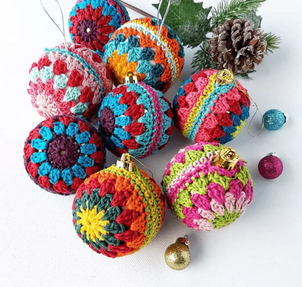 free crochet Christmas baubles