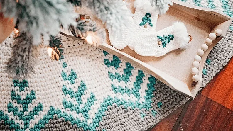 crochet Christmas tree skirt
