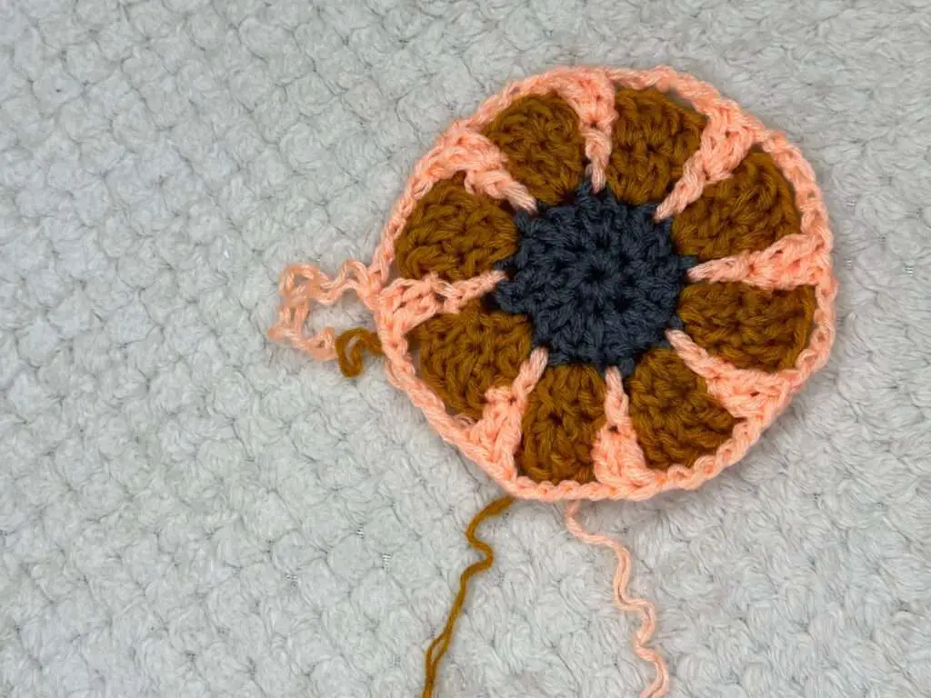 Crochet Retro Daisy Granny Square Free Pattern