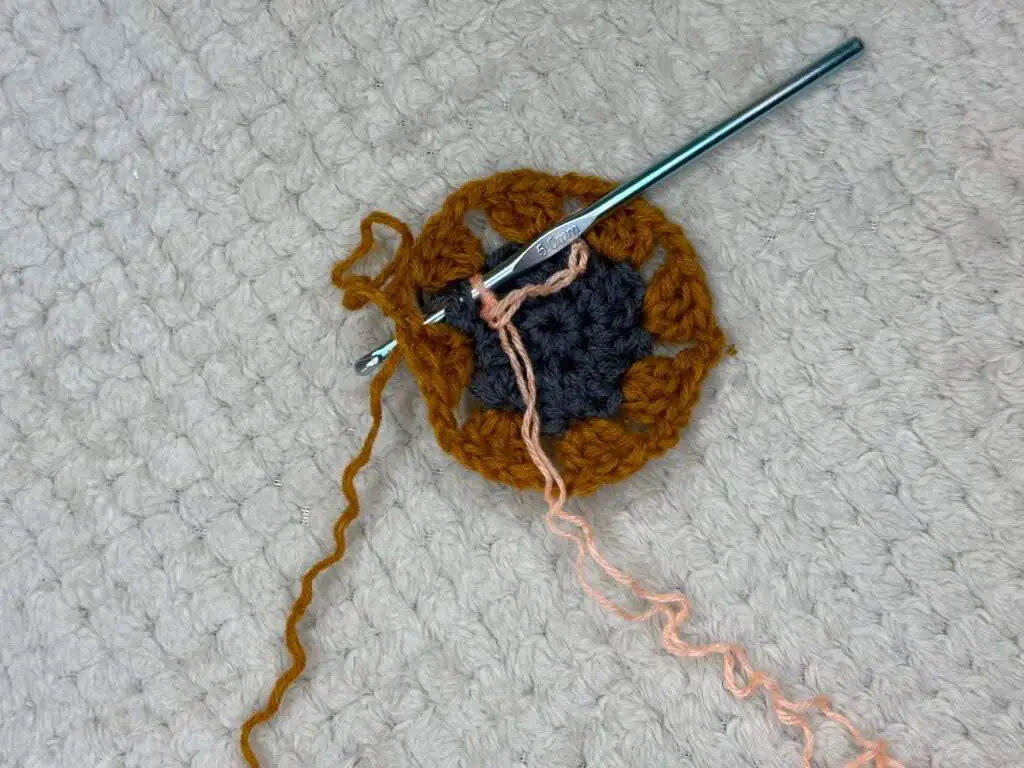 Crochet Retro Daisy Granny Square Free Pattern
