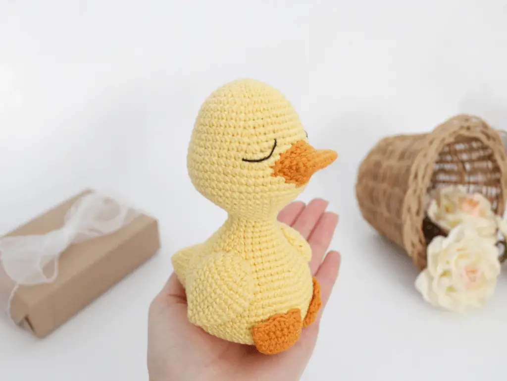 easy crochet duck amigurumi pattern