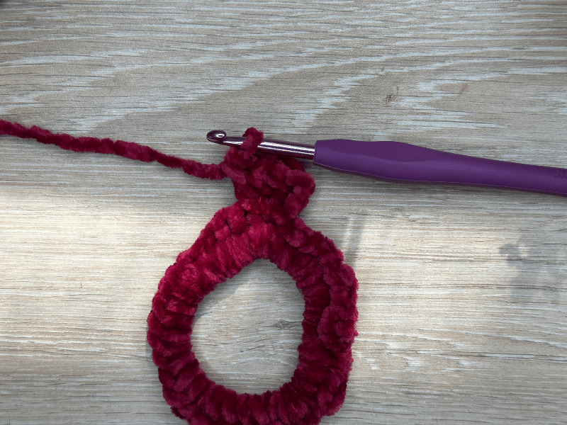 free velvet yarn crochet scrunchie pattern