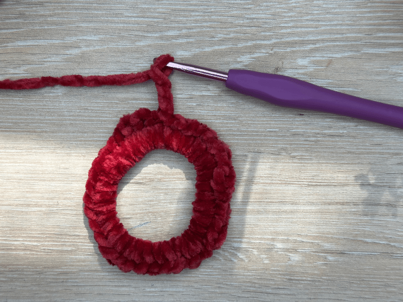 free velvet yarn crochet scrunchie pattern